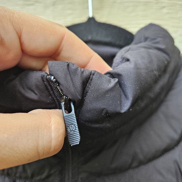 Lululemon black Lightweight Relaxed-Fit Down Jacket size 8 - Picture 4 of 10